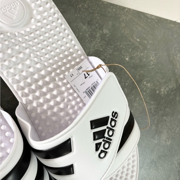 adidas Adissage Unisex-Adult Sandals men’s size 17 white black slides new - Picture 3 of 5